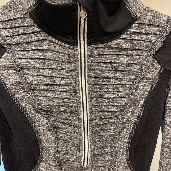 LULULEMON Run Your Heart Out Pullover Heathered Black Gray, Size 2 - Picture 2 of 4